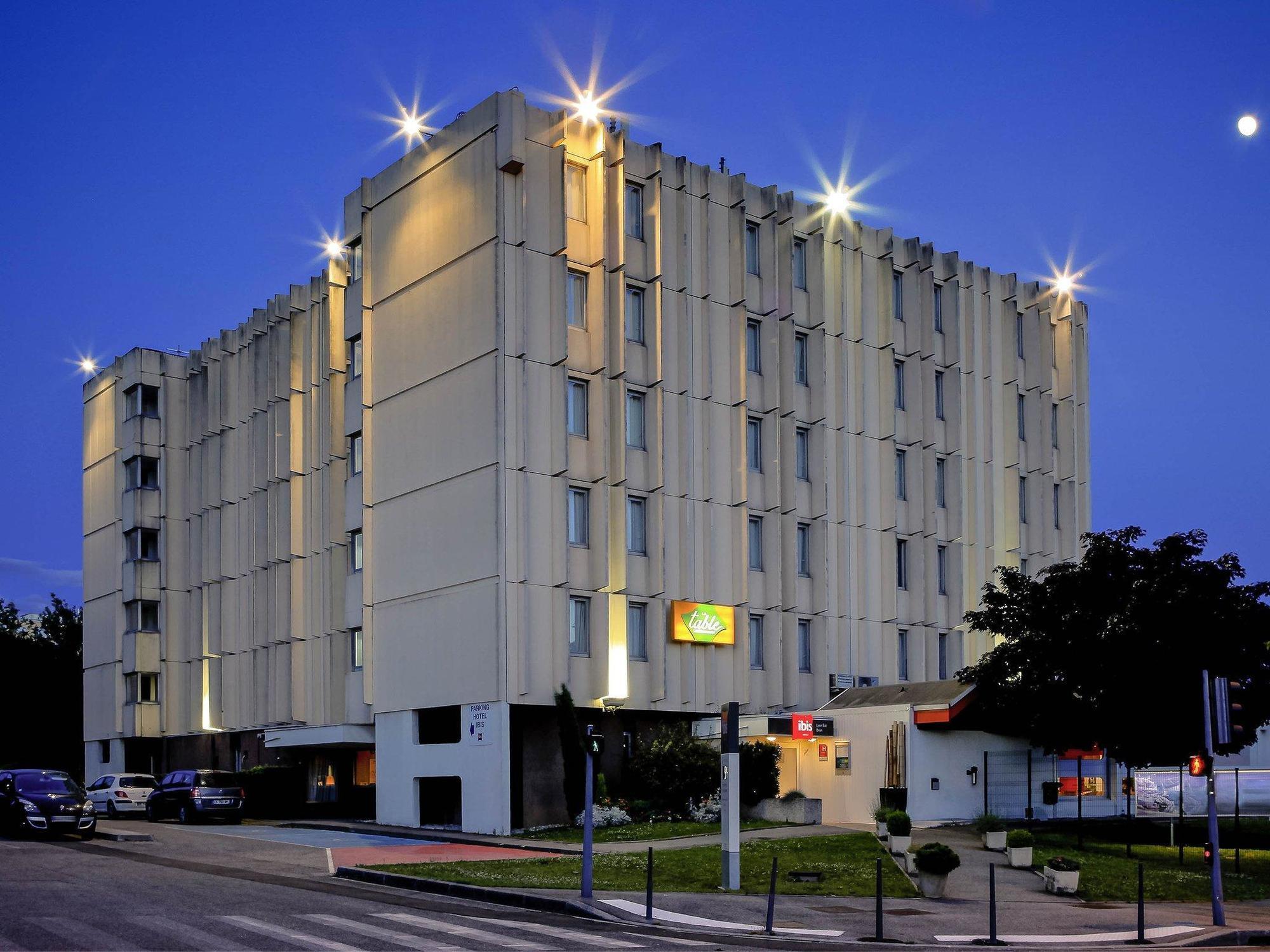 Hotel ibis Lyon Est Bron Exterior foto