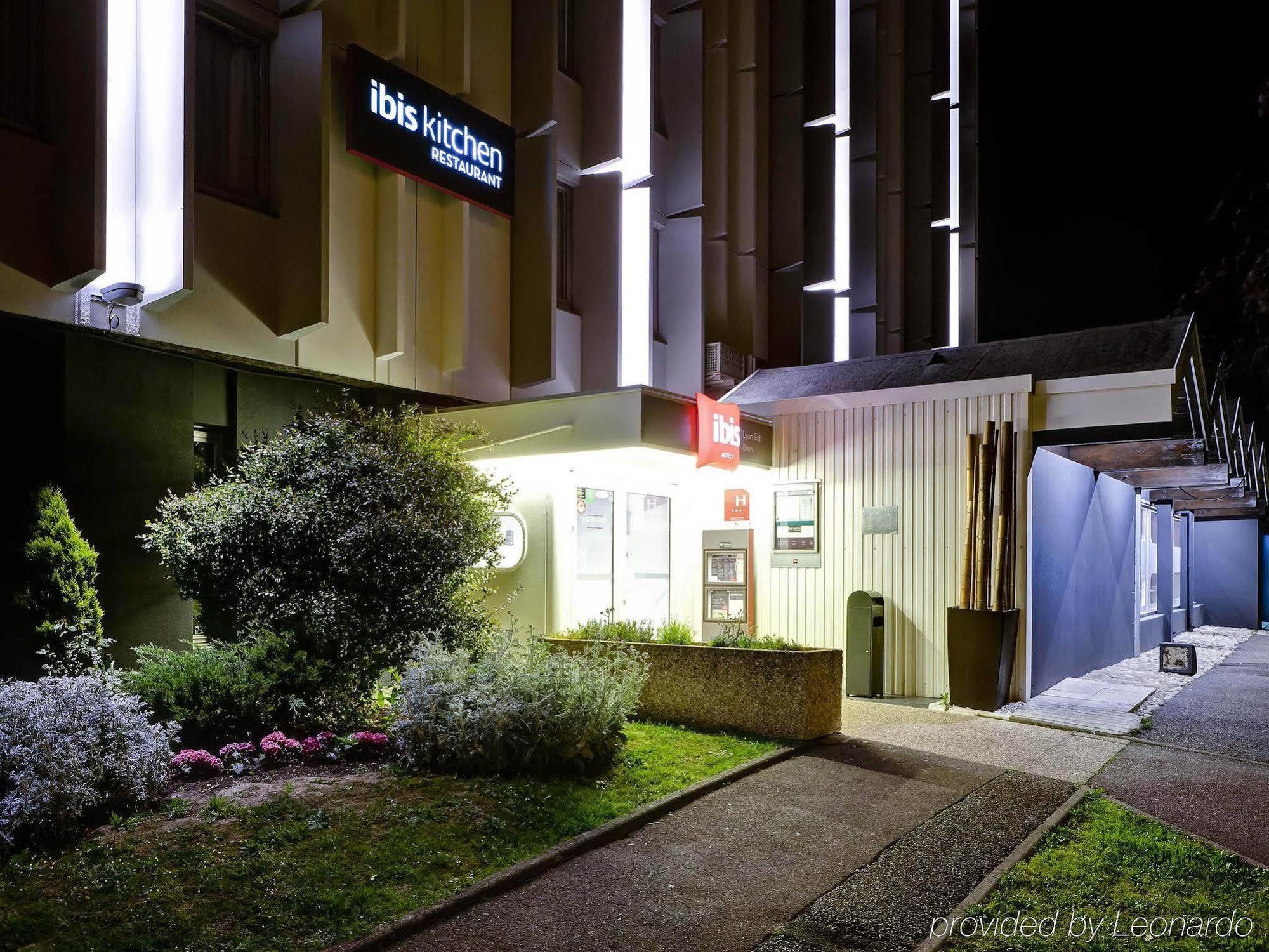 Hotel ibis Lyon Est Bron Exterior foto