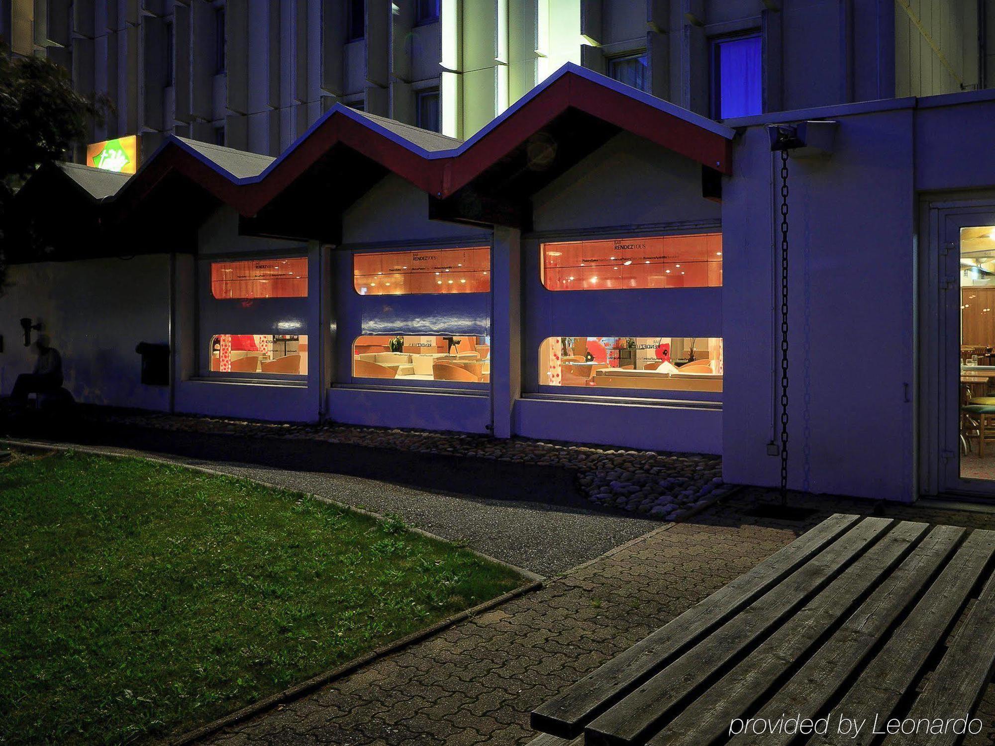 Hotel ibis Lyon Est Bron Exterior foto