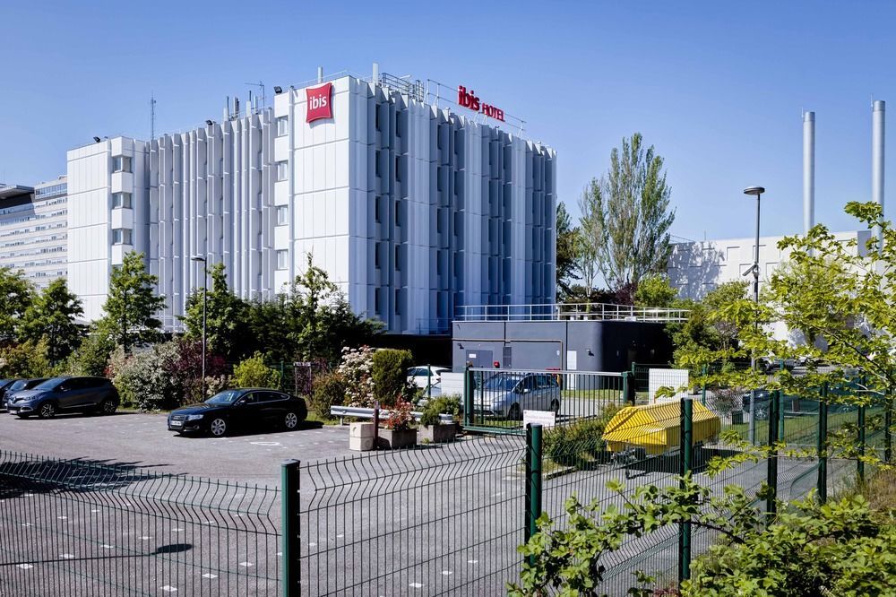 Hotel ibis Lyon Est Bron Exterior foto