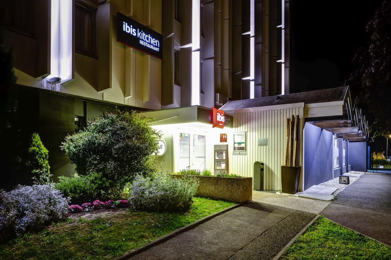 Hotel ibis Lyon Est Bron Exterior foto